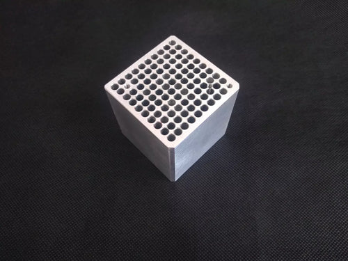 Universal heatsinks for laser diodes, crystals and other applications